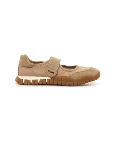 ZAPATILLA DEPORTIVA CASUAL ESTILO MERCEDITAS CON CIERRE DE VELCRO MTNG 60050 BEIGE