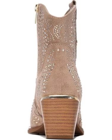 XTI BOTINES CAMPEROS 146100 EN COLOR BEIGE CON TACHUELAS Y TACÓN