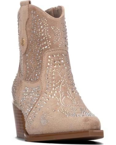 XTI BOTINES CAMPEROS 146100 EN COLOR BEIGE CON TACHUELAS Y TACÓN