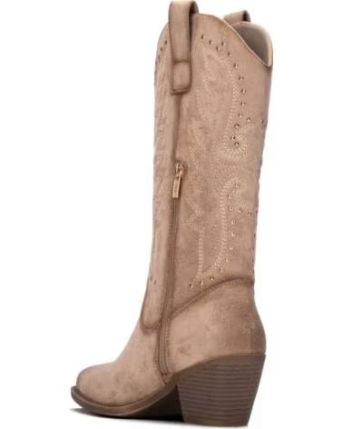 XTI BOTAS COWBOY BEIGE DE CAÑA ALTA CON TACHUELAS Y TACÓN