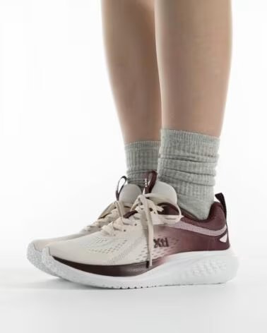 XTI ZAPATILLAS DEPORTIVAS 146346 EN TONO BURDEOS