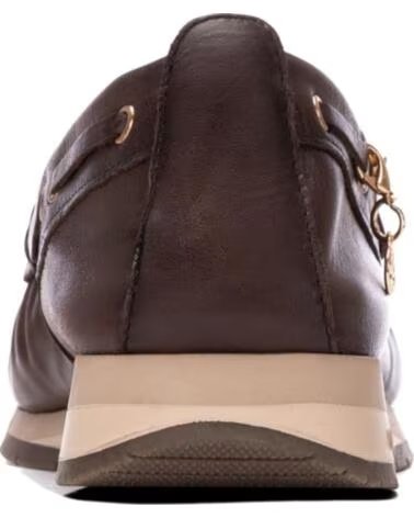 CARMELA 164235 MOCASINES DE PIEL CON CUÑA Y DETALLE COLGANTE MARRON