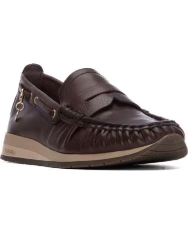 CARMELA 164235 MOCASINES DE PIEL CON CUÑA Y DETALLE COLGANTE MARRON