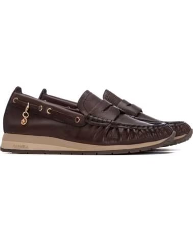 CARMELA 164235 MOCASINES DE PIEL CON CUÑA Y DETALLE COLGANTE MARRON