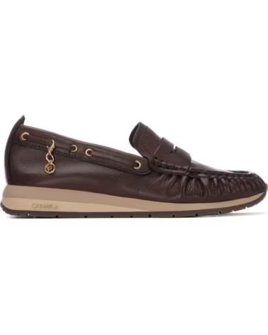 CARMELA 164235 MOCASINES DE PIEL CON CUÑA Y DETALLE COLGANTE MARRON