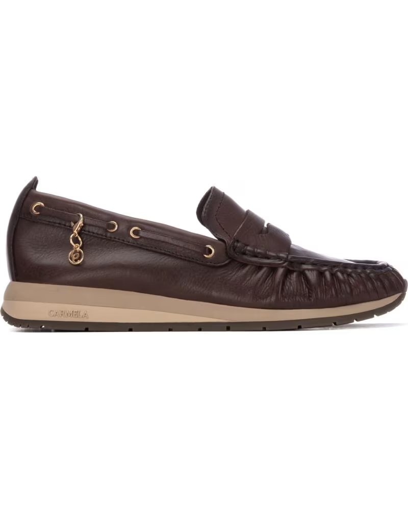 CARMELA 164235 MOCASINES DE PIEL CON CUÑA Y DETALLE COLGANTE MARRON