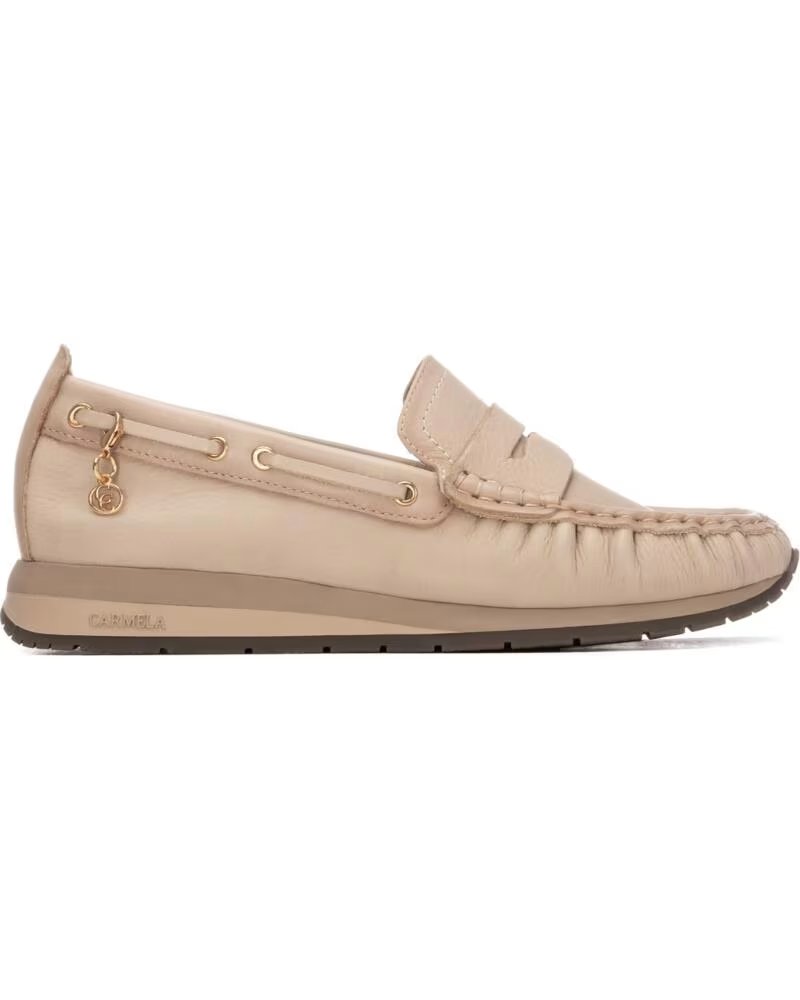 CARMELA MOCASÍN DE PIEL BEIGE CON DETALLES METÁLICOS