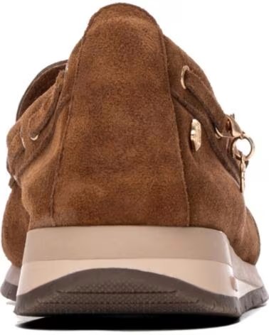 CARMELA MOCASINES 164236 EN PIEL CAMEL CON DETALLES DORADOS