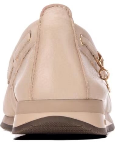 CARMELA MOCASÍN DE PIEL BEIGE CON DETALLES METÁLICOS