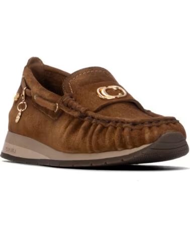 CARMELA MOCASINES 164236 EN PIEL CAMEL CON DETALLES DORADOS