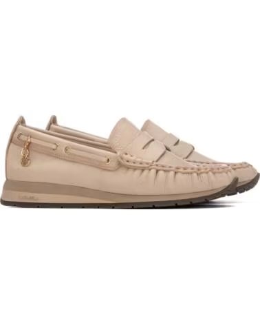 CARMELA MOCASÍN DE PIEL BEIGE CON DETALLES METÁLICOS