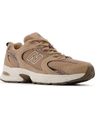 ZAPATILLAS NEW BALANCE U530 EN COLOR CAMEL CON DETALLES DE DISEÑO