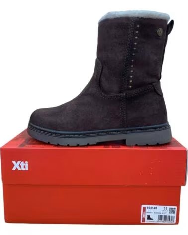 XTI BOTAS DE NIÑA 154148 EN COLOR MARRÓN CON DETALLES DE TACHUELAS Y FORRO INTERIOR DE BORREGUITO
