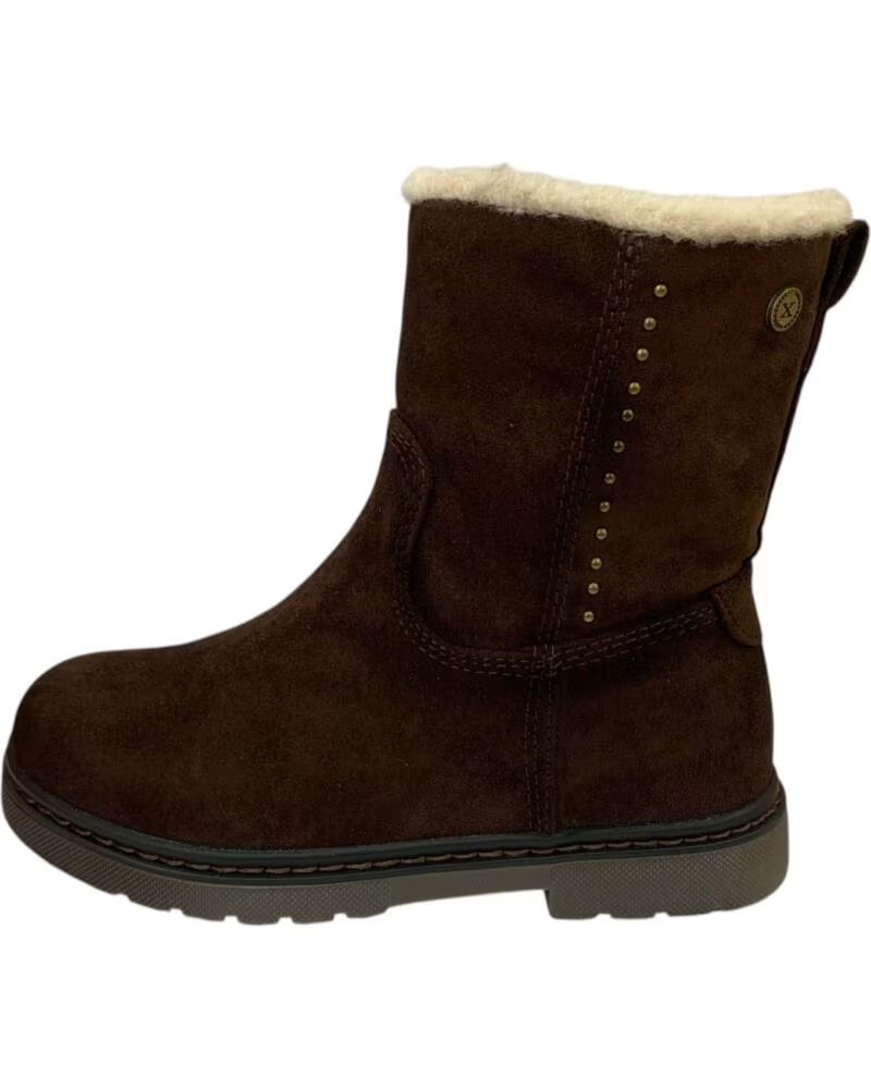 XTI BOTAS DE NIÑA 154148 EN COLOR MARRÓN CON DETALLES DE TACHUELAS Y FORRO INTERIOR DE BORREGUITO