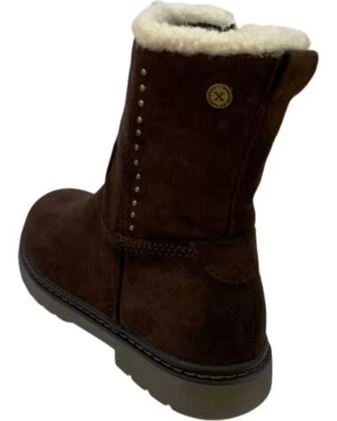XTI BOTAS DE NIÑA 154148 EN COLOR MARRÓN CON DETALLES DE TACHUELAS Y FORRO INTERIOR DE BORREGUITO
